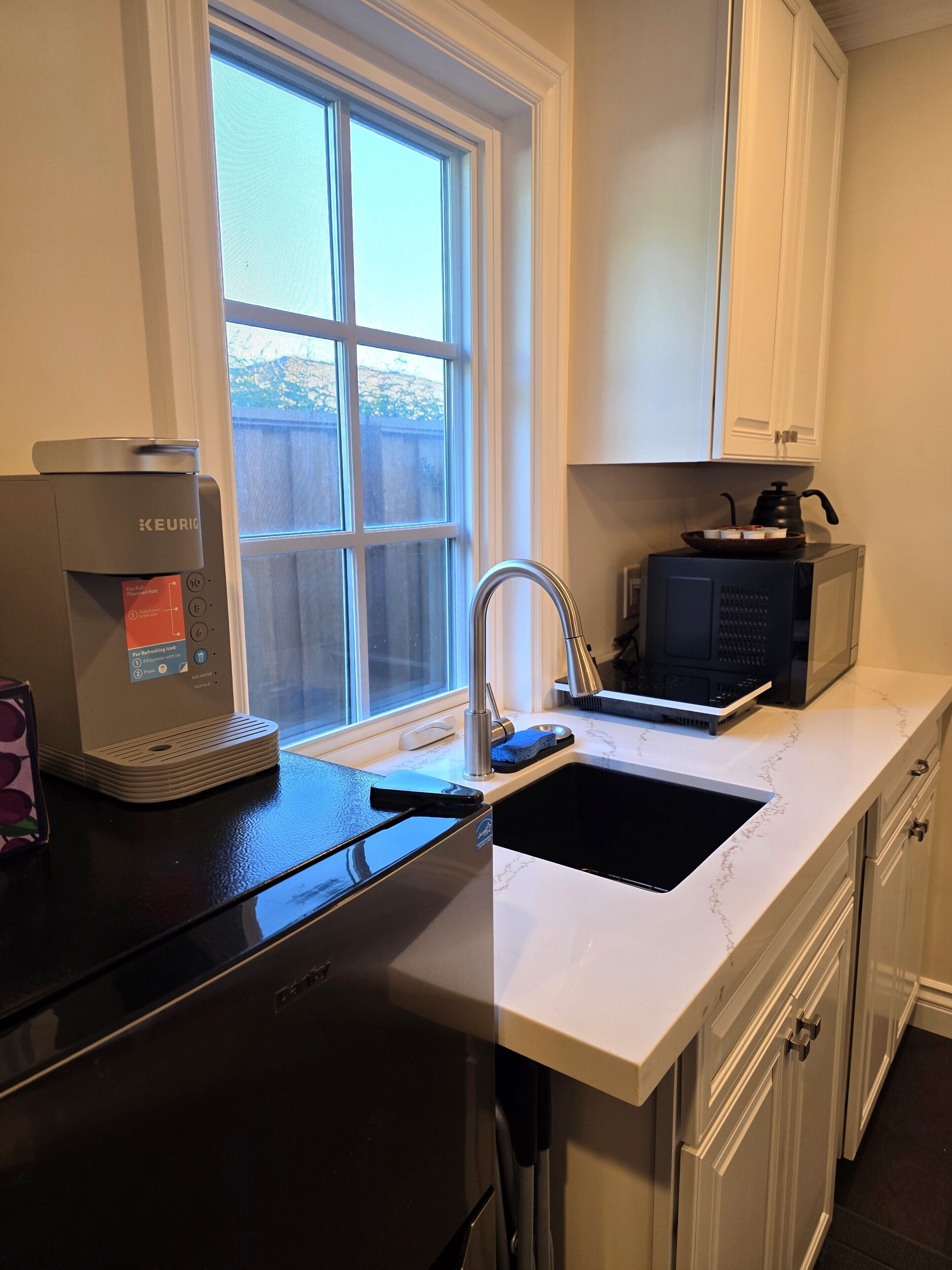 冷蔵庫、電子レンジ、コンロ、コーヒー / ティーメーカー