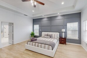 4 bedrooms, iron/ironing board, internet, bed sheets