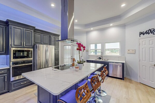 Microondas, horno, placa de cocina y lavavajillas