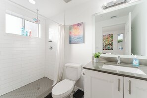 تجهيزات دش، مجففات شعر، مناشف، صابون