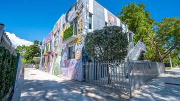 Un bâtiment dont les murs extérieurs sont décorés de graffitis colorés.