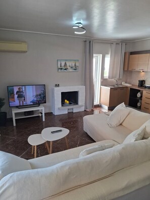 Smart TV, fireplace