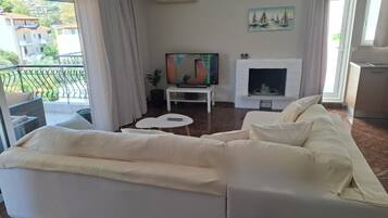 Smart TV, fireplace