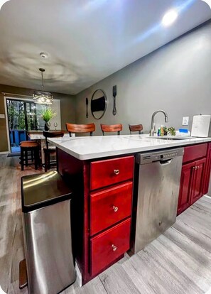 Réfrigérateur, micro-ondes, four, plaque de cuisson