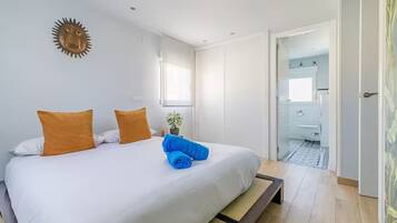 Een strijkplank/strijkijzer, wifi, beddengoed