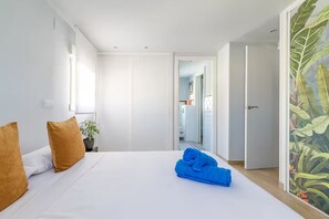 2 bedrooms, iron/ironing board, WiFi, bed sheets - Oasis with private pool in Madrid! (Madrid)