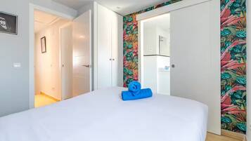 Een strijkplank/strijkijzer, wifi, beddengoed