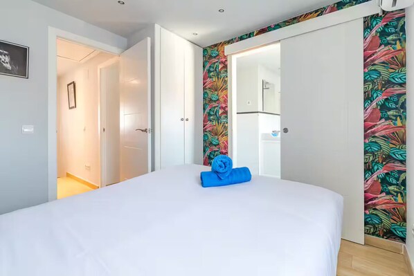 Een strijkplank/strijkijzer, wifi, beddengoed