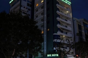 Een meerlaags gebouw met een opvallend bord waarop 'BIG HOTEL' staat.