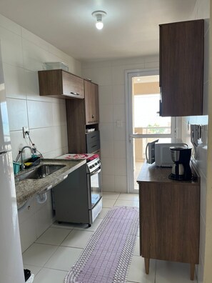 Microwave, oven, stovetop, dishwasher - Apartment with ocean view in Guarujá + barbecue on the balcony and swimming pool. (Guarujá)