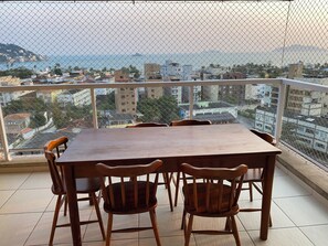 Outdoor dining - Apartment with ocean view in Guarujá + barbecue on the balcony and swimming pool. (Guarujá)