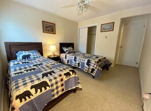 2 bedrooms, iron/ironing board, WiFi, bed sheets - Chalet Close to Ski-Snowboard-Tubing with Hot Tub & Game Room (Blakeslee)