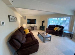 Smart TV - Chalet Close to Ski-Snowboard-Tubing with Hot Tub & Game Room (Blakeslee)