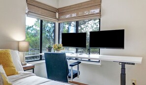 3 bedrooms, desk, iron/ironing board, travel cot - Tranquil 3-bedroom house with AC and vineyard views. (Santa Rosa)