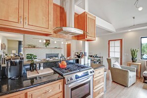 Microwave, oven, stovetop, dishwasher - Tranquil 3-bedroom house with AC and vineyard views. (Santa Rosa)