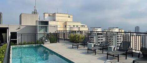 Ulkouima-allas, aurinkovarjoja, aurinkotuoleja