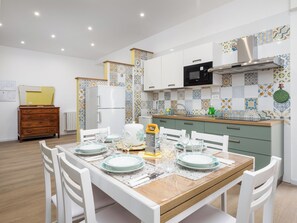 Fridge, microwave, stovetop, dishwasher - Nennè Home: Spacious and Cozy Comfort in the Heart of Sorrento (Sorrento)