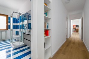 Shower, hair dryer, bidet, towels - Nennè Home: Spacious and Cozy Comfort in the Heart of Sorrento (Sorrento)