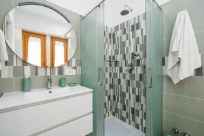 Shower, hair dryer, bidet, towels - Nennè Home: Spacious and Cozy Comfort in the Heart of Sorrento (Sorrento)