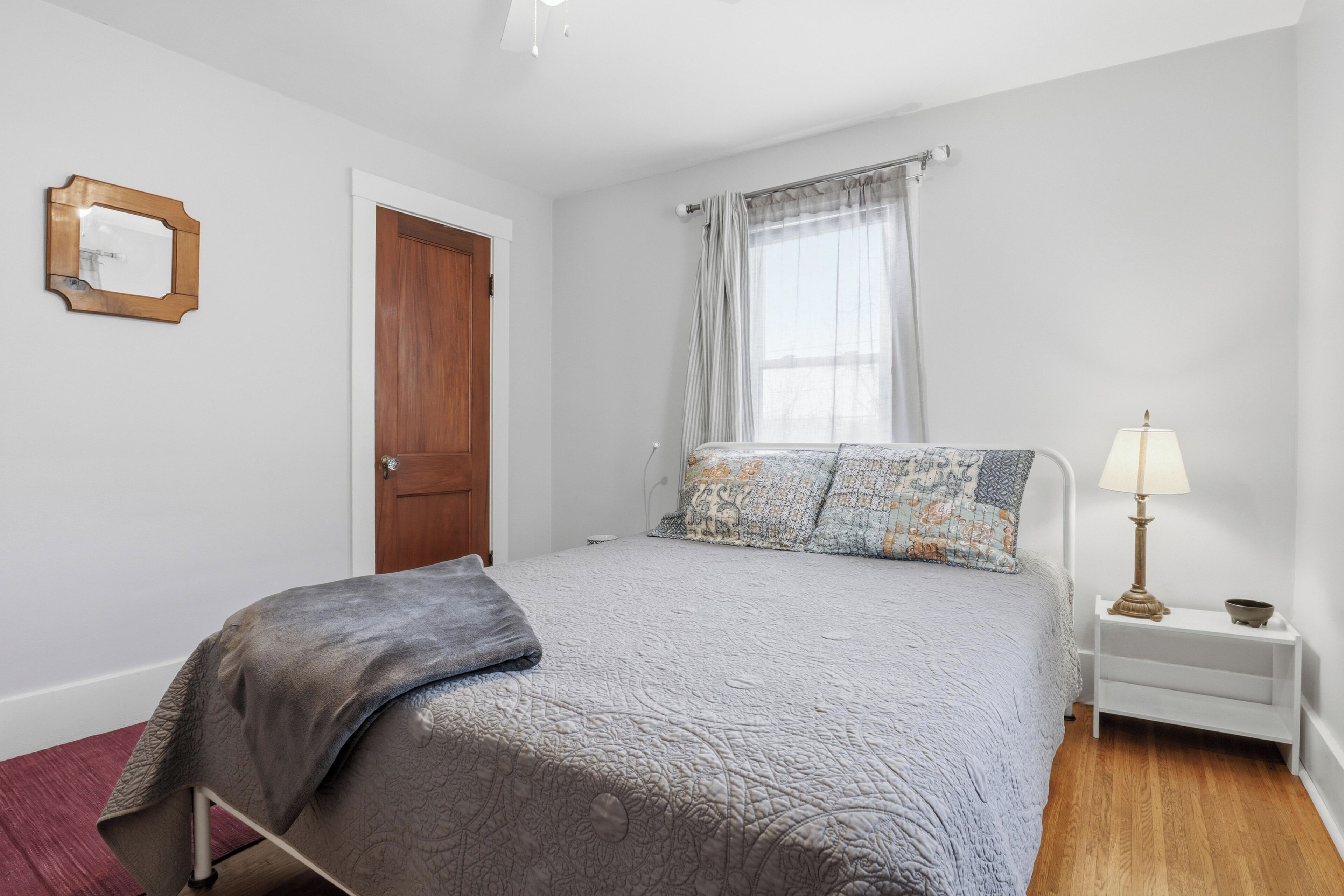 3 habitaciones, tabla de planchar con plancha, wifi y ropa de cama 