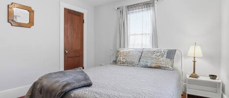 3 habitaciones, tabla de planchar con plancha, wifi y ropa de cama