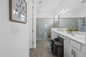 Shower, hair dryer, towels, soap - “La Mariposa Retreat” - New 3B/3B Luxury Golf Getaway with Pool, Spa and Office (Ave Maria)