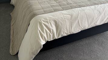 4 عدّة غرف نوم ومكواة/لوح كي وواي فاي وملاءات أسرّة