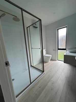 シャワー、ヘアドライヤー、タオル、石鹸