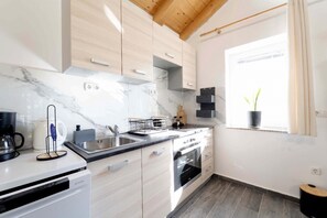 Frigorífico, microondas, horno y lavavajillas