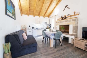 Una televisión, una chimenea