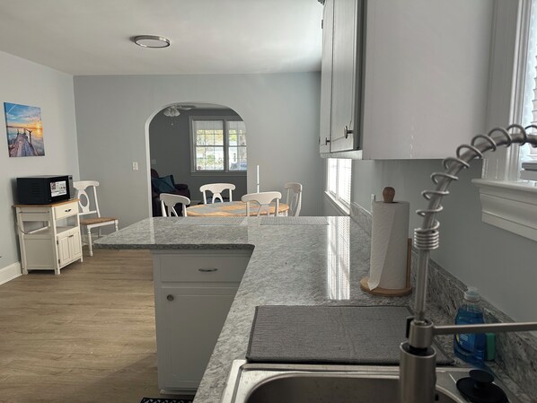 Microwave, oven, stovetop - 3-bedroom house in wonderful Wilmington Near UNCW campus (Wilmington)
