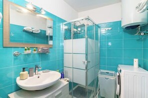 Haartrockner, Bidet, Handtücher, Seife