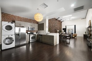 Mikrovågsugn, ugn, spishäll och diskmaskin