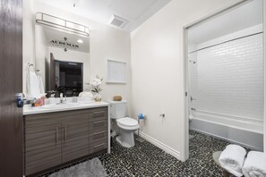 Hårtork, handdukar, tvål och toalettpapper