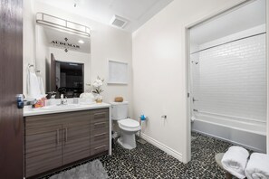 Secador de pelo, toallas, jabón, papel higiénico