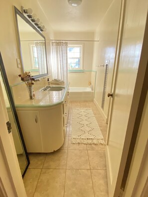 Hårtork, handdukar, tvål och toalettpapper