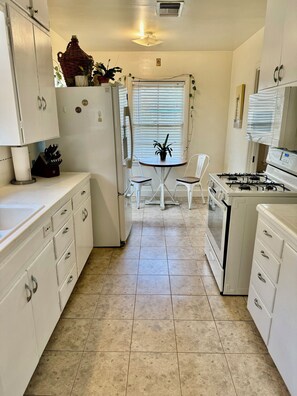 ثلاجة، ميكروويف، فرن، موقد طهي مسطح