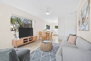 Living area - Monaco Escape Seaside Stay near Dining and Nightlife (Surfers Paradise)