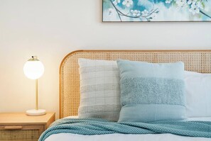 2 bedrooms, iron/ironing board, travel cot, WiFi - Monaco Escape Seaside Stay near Dining and Nightlife (Surfers Paradise)