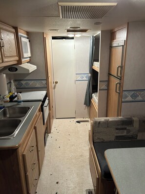 Private kitchen - Nice RV with AC in charming Oneonta (Oneonta)