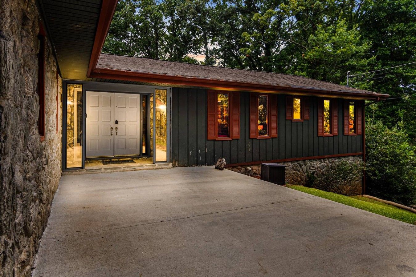 Une maison à deux étages avec un porche et un garage.