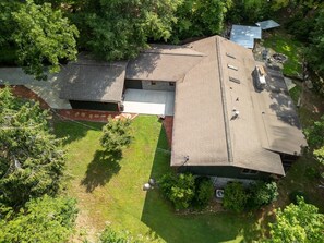A residential property with a detached garage, a covered patio, and a well-maintained lawn. - Lake Lanier Escape - Gainesville Lakefront stay (Gainesville)
