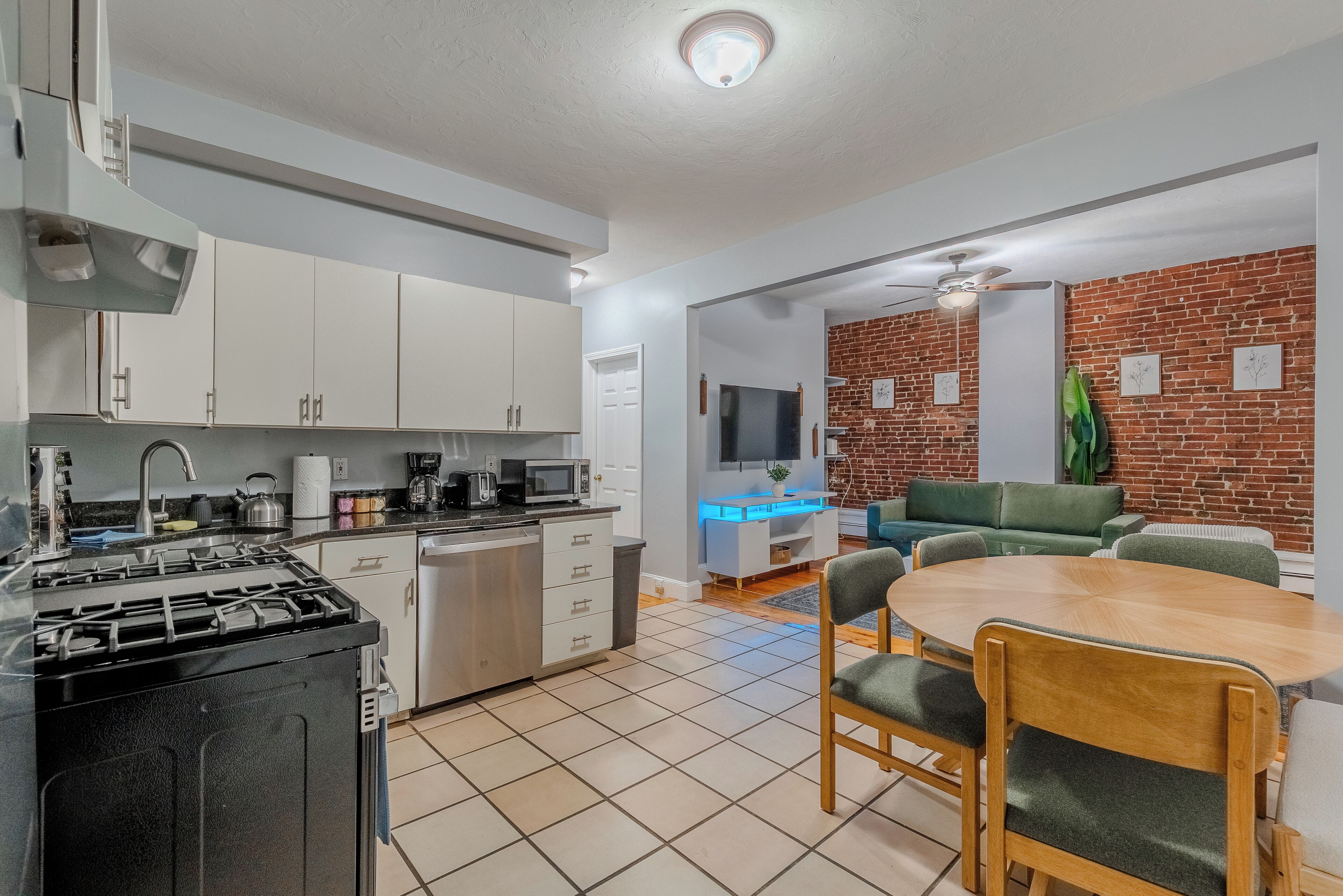 雪櫃、微波爐、焗爐、爐具