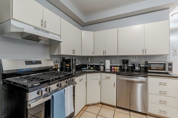 Een koelkast, een magnetron, een oven, een kookplaat