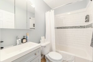 Secador de cabelo, toalhas de banho, sabonete, shampoo