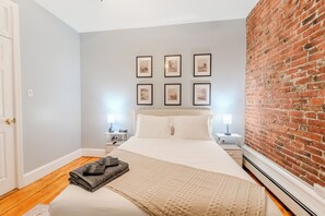 3 bedrooms, desk, iron/ironing board, free WiFi