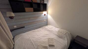 2 bedrooms, bed sheets