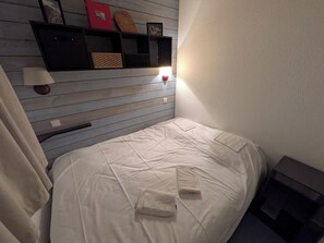 2 bedrooms, bed sheets