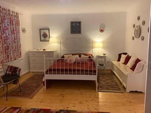 5 bedrooms, iron/ironing board, WiFi, bed sheets
