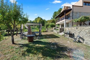 Outdoor dining - Bed and Breakfast 'Piso Lua' with Mountain View and Heated Pool (Vila Real)